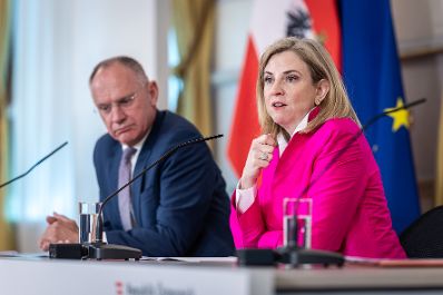 Am 29. April 2026 nahmen Bundesministerin Beate Meinl-Reisinger (r.), Bundesminister Gerhard Karner (l.) und Staatssekret&auml;r J&ouml;rg Leichtfried am Pressefoyer nach dem Ministerrat teil.