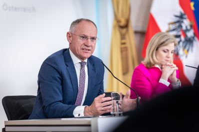 Am 29. April 2026 nahmen Bundesministerin Beate Meinl-Reisinger (r.), Bundesminister Gerhard Karner (l.) und Staatssekret&auml;r J&ouml;rg Leichtfried am Pressefoyer nach dem Ministerrat teil.