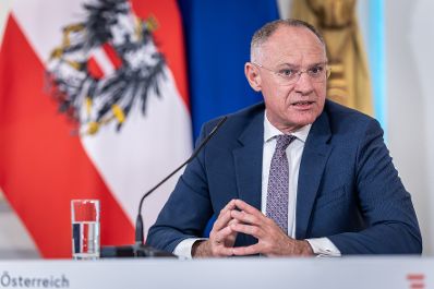 Am 29. April 2026 nahmen Bundesministerin Beate Meinl-Reisinger, Bundesminister Gerhard Karner (im Bild) und Staatssekret&auml;r J&ouml;rg Leichtfried am Pressefoyer nach dem Ministerrat teil.