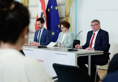 Am 6. Mai 2026 nahmen (v.l.n.r.) Bundesminister Christoph Wiederkehr, Staatssekret&auml;rin Elisabeth Zehetner und Staatssekret&auml;r J&ouml;rg Leichtfried am Pressefoyer nach dem Ministerrat teil.