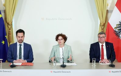 Am 6. Mai 2026 nahmen (v.l.n.r.) Bundesminister Christoph Wiederkehr, Staatssekret&auml;rin Elisabeth Zehetner und Staatssekret&auml;r J&ouml;rg Leichtfried am Pressefoyer nach dem Ministerrat teil.