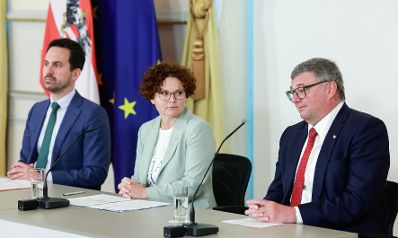 Am 6. Mai 2026 nahmen (v.l.n.r.) Bundesminister Christoph Wiederkehr, Staatssekret&auml;rin Elisabeth Zehetner und Staatssekret&auml;r J&ouml;rg Leichtfried am Pressefoyer nach dem Ministerrat teil.
