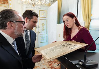 Am 8. Mai 2026 fand der Festakt zum Gedenken an die Befreiung vom Nationalsozialismus und an die Beendigung des Zweiten Weltkrieges in Europa im Bundeskanzleramt statt. Im Bild (v.l.n.r.) Bundeskanzler a.D. Alexander Schallenberg, Staatssekret&auml;r Alexander Pr&ouml;ll und Hannah Lessing, Generalsekret&auml;rin des Nationalfonds der Republik &Ouml;sterreich f&uuml;r Opfer des Nationalsozialismus.