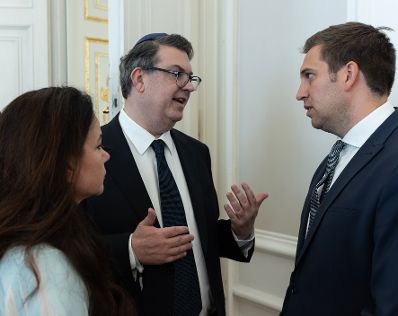 Am 8. Mai 2026 fand der Festakt zum Gedenken an die Befreiung vom Nationalsozialismus und an die Beendigung des Zweiten Weltkrieges in Europa im Bundeskanzleramt statt. Im Bild Oskar Deutsch (m.), Pr&auml;sident der Israelitischen Kultusgemeinde Wien und Staatssekret&auml;r Alexander Pr&ouml;ll (r.).