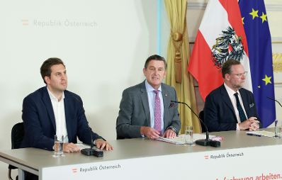 Am 13. Mai 2026 nahmen (v.l.n.r.) Staatssekret&auml;r Alexander Pr&ouml;ll, Bundesminister Peter Hanke und Staatssekret&auml;r Sepp Schellhorn am Pressefoyer nach dem Ministerrat teil.