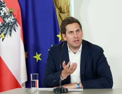 Am 13. Mai 2026 nahmen Staatssekret&auml;r Alexander Pr&ouml;ll (im Bild), Bundesminister Peter Hanke undStaatssekret&auml;r Sepp Schellhorn am Pressefoyer nach dem Ministerrat teil.