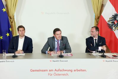 Am 13. Mai 2026 nahmen (v.l.n.r.) Staatssekret&auml;r Alexander Pr&ouml;ll, Bundesminister Peter Hanke und Staatssekret&auml;r Sepp Schellhorn am Pressefoyer nach dem Ministerrat teil.