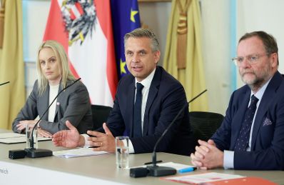Am 27. Mai 2026 nahmen (v.l.n.r.) Staatssekret&auml;rin Michaela Schmidt, Bundesminister Wolfgang Hattmannsdorfer und Staatssekret&auml;r Sepp Schellhorn am Pressefoyer nach dem Ministerrat teil.