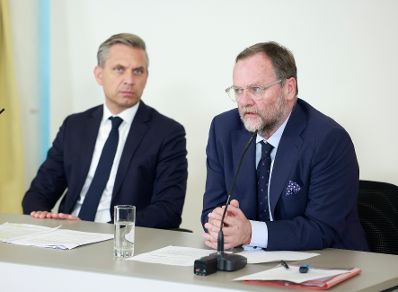 Am 27. Mai 2026 nahmen Staatssekret&auml;rin Michaela Schmidt, Bundesminister Wolfgang Hattmannsdorfer (l.) und Staatssekret&auml;r Sepp Schellhorn (r.) am Pressefoyer nach dem Ministerrat teil.