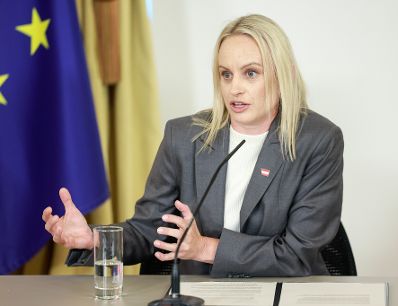 Am 27. Mai 2026 nahmen Staatssekret&auml;rin Michaela Schmidt (im Bild), Bundesminister Wolfgang Hattmannsdorfer und Staatssekret&auml;r Sepp Schellhorn am Pressefoyer nach dem Ministerrat teil.