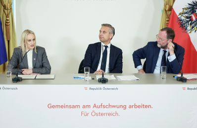Am 27. Mai 2026 nahmen (v.l.n.r.) Staatssekret&auml;rin Michaela Schmidt, Bundesminister Wolfgang Hattmannsdorfer und Staatssekret&auml;r Sepp Schellhorn am Pressefoyer nach dem Ministerrat teil.
