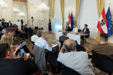 Am 26. Juni 2026 nahmen (v.l.n.r.) Bundesminister Gerhard Karner, Bundesministerin Anna Sporrer und Klubobmann Yannick Shetty am Pressefoyer nach dem Ministerrat teil.