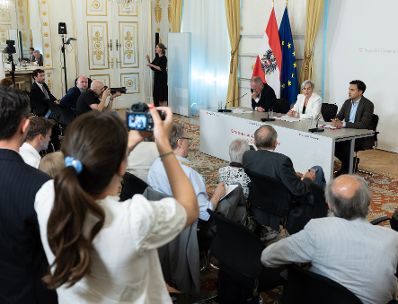 Am 26. Juni 2026 nahmen (v.l.n.r.) Bundesminister Gerhard Karner, Bundesministerin Anna Sporrer und Klubobmann Yannick Shetty am Pressefoyer nach dem Ministerrat teil.