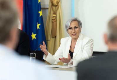 Am 26. Juni 2026 nahmen Bundesminister Gerhard Karner, Bundesministerin Anna Sporrer (im Bild) und Klubobmann Yannick Shetty am Pressefoyer nach dem Ministerrat teil.