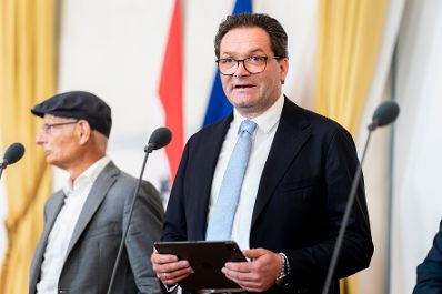 Am 21. August 2026 nahmen Bundesminister Norbert Totschnig (im Bild), Bundesminister Markus Marterbauer und Abgeordneter zum Nationalrat Michael Bernhard an einer Pressekonferenz zur Pr&auml;sentation des D&uuml;rre-Hilfspakets teil.