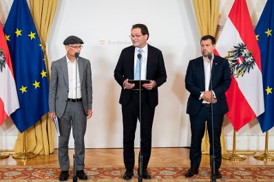 Am 21. August 2026 nahmen Bundesminister Norbert Totschnig (m.), Bundesminister Markus Marterbauer (l.) und Abgeordneter zum Nationalrat Michael Bernhard (r.) an einer Pressekonferenz zur Pr&auml;sentation des D&uuml;rre-Hilfspakets teil.