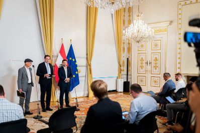 Am 21. August 2026 nahmen Bundesminister Norbert Totschnig (m.), Bundesminister Markus Marterbauer (l.) und Abgeordneter zum Nationalrat Michael Bernhard (r.) an einer Pressekonferenz zur Pr&auml;sentation des D&uuml;rre-Hilfspakets teil.