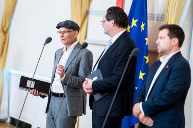 Am 21. August 2026 nahmen Bundesminister Norbert Totschnig (m.), Bundesminister Markus Marterbauer (l.) und Abgeordneter zum Nationalrat Michael Bernhard (r.) an einer Pressekonferenz zur Pr&auml;sentation des D&uuml;rre-Hilfspakets teil.