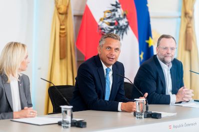 Am 16. September 2026 nahmen (v.l.n.r.) Staatssekret&auml;rin Michaela Schmidt, Bundesminister Wolfgang Hattmannsdorfer und Staatssekret&auml;r Sepp Schellhorn am Pressefoyer nach dem Ministerrat teil.