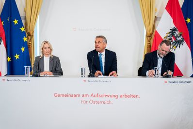 Am 16. September 2026 nahmen (v.l.n.r.) Staatssekret&auml;rin Michaela Schmidt, Bundesminister Wolfgang Hattmannsdorfer und Staatssekret&auml;r Sepp Schellhorn am Pressefoyer nach dem Ministerrat teil.