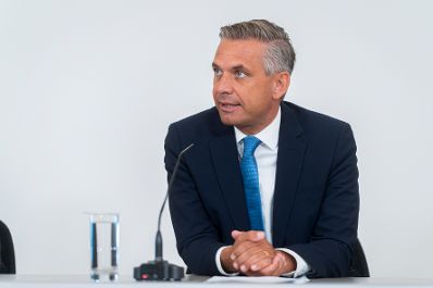 Am 16. September 2026 nahmen Staatssekret&auml;rin Michaela Schmidt, Bundesminister Wolfgang Hattmannsdorfer (im Bild) und Staatssekret&auml;r Sepp Schellhorn am Pressefoyer nach dem Ministerrat teil.