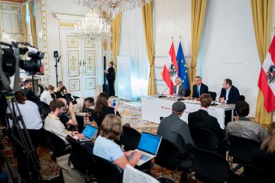 Am 16. September 2026 nahmen (v.l.n.r.) Staatssekret&auml;rin Michaela Schmidt, Bundesminister Wolfgang Hattmannsdorfer und Staatssekret&auml;r Sepp Schellhorn am Pressefoyer nach dem Ministerrat teil.