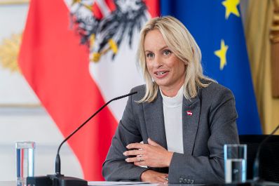 Am 16. September 2026 nahmen Staatssekret&auml;rin Michaela Schmidt (im Bild), Bundesminister Wolfgang Hattmannsdorfer und Staatssekret&auml;r Sepp Schellhorn am Pressefoyer nach dem Ministerrat teil.