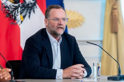 Am 16. September 2026 nahmen Staatssekret&auml;rin Michaela Schmidt, Bundesminister Wolfgang Hattmannsdorfer und Staatssekret&auml;r Sepp Schellhorn (im Bild) am Pressefoyer nach dem Ministerrat teil.