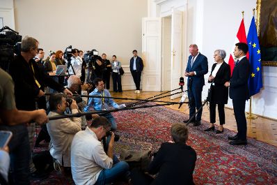 Am 22. September 2026 nahmen (v.l.n.r.) Bundesminister Gerhard Karner, Bundesministerin Anna Sporrer und Klubobmann Yannick Shetty am Doorstep vor dem Ministerrat teil.