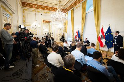 Am 22. September 2026 nahmen (v.l.n.r.) Bundesminister Markus Marterbauer, Bundesminister Norbert Totschnig und Staatssekret&auml;r Sepp Schellhorn am Pressefoyer nach dem Ministerrat teil.