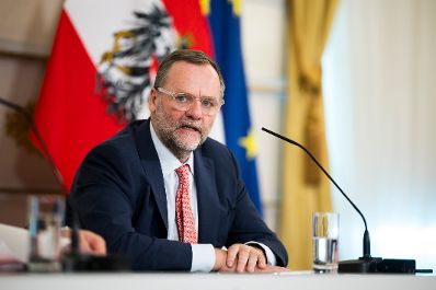 Am 22. September 2026 nahmen Bundesminister Markus Marterbauer, Bundesminister Norbert Totschnig und Staatssekret&auml;r Sepp Schellhorn (im Bild) am Pressefoyer nach dem Ministerrat teil.