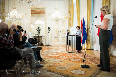 Am 30. September nahm Staatssekret&auml;rin Elisabeth Zehetner (2.v.r.) am Pressefoyer nach dem Ministerrat teil.