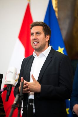 Am 7. Oktober 2026 nahmen Bundesministerin Eva-Maria Holzleitner, Staatssekret&auml;r Alexander Pr&ouml;ll (im Bild) und Bundesminister Christoph Wiederkehr am Doorstep vor dem Ministerrat teil.