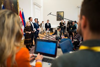 Am 7. Oktober 2026 nahmen (v.l.n.r.) Bundesministerin Eva-Maria Holzleitner, Staatssekret&auml;r Alexander Pr&ouml;ll und Bundesminister Christoph Wiederkehr am Doorstep vor dem Ministerrat teil.