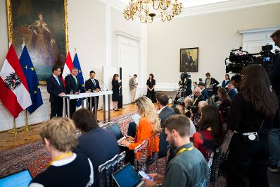 Am 7. Oktober nahmen (v.l.n.r.) Klubobmann Ernst G&ouml;dl, Staatssekret&auml;r J&ouml;rg Leichtfried und Klubobmann Yannick Shetty am Pressefoyer nach dem Ministerrat teil.