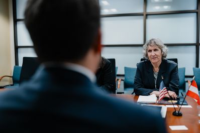 Am 5. J&auml;nner 2026 setzte Staatssekret&auml;r Alexander Pr&ouml;ll (l.) seinen mehrt&auml;gigen Arbeitsbesuch in den Vereinigten Staaten von Amerika fort. Im Bild bei einem Arbeitsgespr&auml;ch mit Ellen Germain (r.) vom Special Envoy for Holocaust Issues.