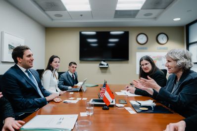Am 5. J&auml;nner 2026 setzte Staatssekret&auml;r Alexander Pr&ouml;ll (l.) seinen mehrt&auml;gigen Arbeitsbesuch in den Vereinigten Staaten von Amerika fort. Im Bild bei einem Arbeitsgespr&auml;ch mit Ellen Germain (r.) vom Special Envoy for Holocaust Issues.