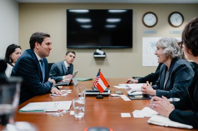 Am 5. J&auml;nner 2026 setzte Staatssekret&auml;r Alexander Pr&ouml;ll (2.v.l.) seinen mehrt&auml;gigen Arbeitsbesuch in den Vereinigten Staaten von Amerika fort. Im Bild bei einem Arbeitsgespr&auml;ch mit Ellen Germain (2.v.r.) vom Special Envoy for Holocaust Issues.