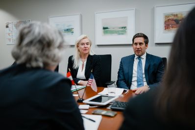 Am 5. J&auml;nner 2026 setzte Staatssekret&auml;r Alexander Pr&ouml;ll (m.r.) seinen mehrt&auml;gigen Arbeitsbesuch in den Vereinigten Staaten von Amerika fort. Im Bild bei einem Arbeitsgespr&auml;ch mit Ellen Germain (l.) vom Special Envoy for Holocaust Issues.