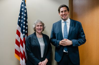 Am 5. J&auml;nner 2026 setzte Staatssekret&auml;r Alexander Pr&ouml;ll (r.) seinen mehrt&auml;gigen Arbeitsbesuch in den Vereinigten Staaten von Amerika fort. Im Bild bei einem Arbeitsgespr&auml;ch mit Ellen Germain (l.) vom Special Envoy for Holocaust Issues.