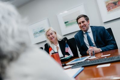 Am 5. J&auml;nner 2026 setzte Staatssekret&auml;r Alexander Pr&ouml;ll (r.) seinen mehrt&auml;gigen Arbeitsbesuch in den Vereinigten Staaten von Amerika fort. Im Bild bei einem Arbeitsgespr&auml;ch mit Amy Ritualo (l.), Chief Data und AI Officer im State Department.