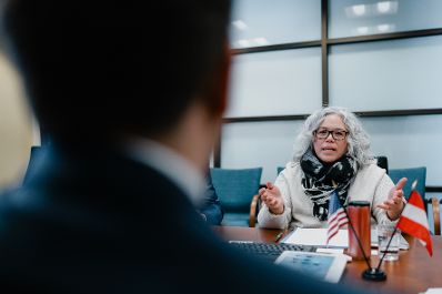 Am 5. J&auml;nner 2026 setzte Staatssekret&auml;r Alexander Pr&ouml;ll (l.) seinen mehrt&auml;gigen Arbeitsbesuch in den Vereinigten Staaten von Amerika fort. Im Bild bei einem Arbeitsgespr&auml;ch mit Amy Ritualo (r.), Chief Data und AI Officer im State Department.