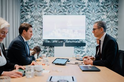 Am 5. J&auml;nner 2026 setzte Staatssekret&auml;r Alexander Pr&ouml;ll (l.) seinen mehrt&auml;gigen Arbeitsbesuch in den Vereinigten Staaten von Amerika fort. Im Bild bei einem Arbeitsgespr&auml;ch mit David Weller (r.) Senior Director of Emerging Technology, Competiveness und Sustainability Policy bei Google.