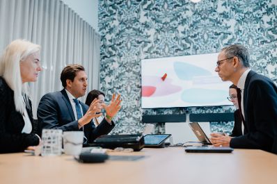 Am 5. J&auml;nner 2026 setzte Staatssekret&auml;r Alexander Pr&ouml;ll (2.v.l.) seinen mehrt&auml;gigen Arbeitsbesuch in den Vereinigten Staaten von Amerika fort. Im Bild bei einem Arbeitsgespr&auml;ch mit David Weller (r.) Senior Director of Emerging Technology, Competiveness und Sustainability Policy bei Google.
