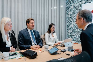 Am 5. J&auml;nner 2026 setzte Staatssekret&auml;r Alexander Pr&ouml;ll (2.v.l.) seinen mehrt&auml;gigen Arbeitsbesuch in den Vereinigten Staaten von Amerika fort. Im Bild bei einem Arbeitsgespr&auml;ch mit David Weller (r.) Senior Director of Emerging Technology, Competiveness und Sustainability Policy bei Google.