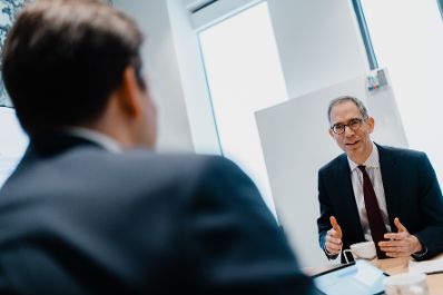 Am 5. J&auml;nner 2026 setzte Staatssekret&auml;r Alexander Pr&ouml;ll (l.) seinen mehrt&auml;gigen Arbeitsbesuch in den Vereinigten Staaten von Amerika fort. Im Bild bei einem Arbeitsgespr&auml;ch mit David Weller (r.) Senior Director of Emerging Technology, Competiveness und Sustainability Policy bei Google.