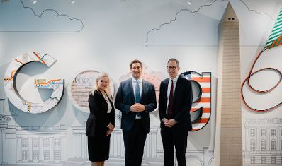 Am 5. J&auml;nner 2026 setzte Staatssekret&auml;r Alexander Pr&ouml;ll (m.) seinen mehrt&auml;gigen Arbeitsbesuch in den Vereinigten Staaten von Amerika fort. Im Bild bei einem Arbeitsgespr&auml;ch mit David Weller (r.) Senior Director of Emerging Technology, Competiveness und Sustainability Policy bei Google.