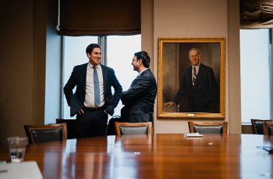 Am 5. J&auml;nner 2026 setzte Staatssekret&auml;r Alexander Pr&ouml;ll (l.) seinen mehrt&auml;gigen Arbeitsbesuch in den Vereinigten Staaten von Amerika fort. Im Bild bei einem Arbeitsgespr&auml;ch mit Sanjay Patnaik (r.) Director of Center on Regualtions and Markets.