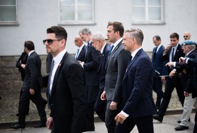Am 11. Mai 2025 nahm Staatssekret&auml;r Alexander Pr&ouml;ll (m.) am Internationalen Festakt zum Gedenken an die Befreiung des KZ-Gusen und KZ-Mauthausen teil. Im Bild mit Bundespr&auml;sident Alexander Van der Bellen (m.l.).