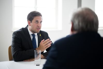 Am 11. Mai 2025 nahm Staatssekret&auml;r Alexander Pr&ouml;ll (l.) am Internationalen Festakt zum Gedenken an die Befreiung des KZ-Gusen und KZ-Mauthausen teil.